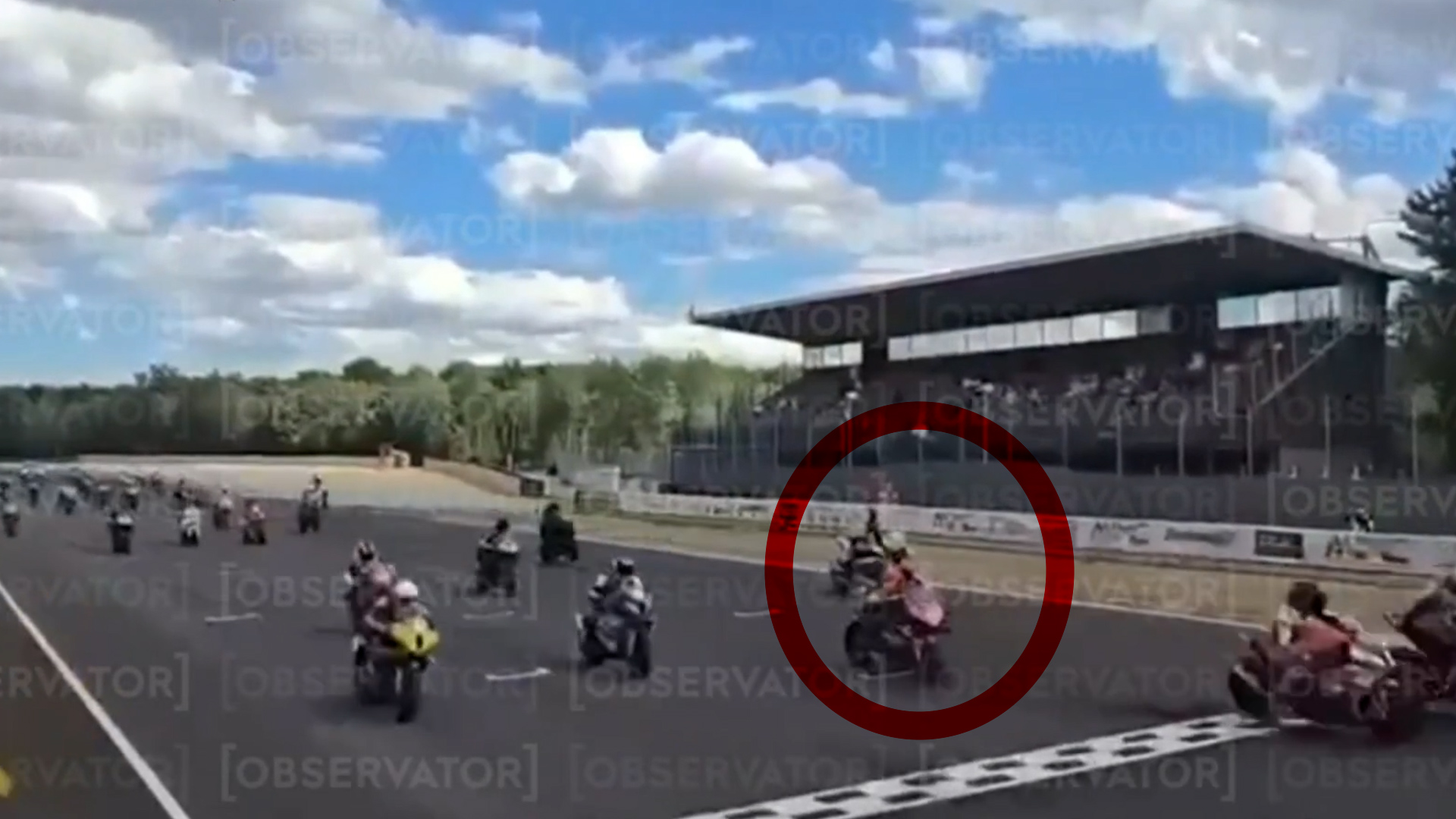 Atenție, imagini cu puternic impact emoțional. Momentul în care pilotul de curse moto Adrian Rus a fost lovit din spate pe circuitul de la Brno