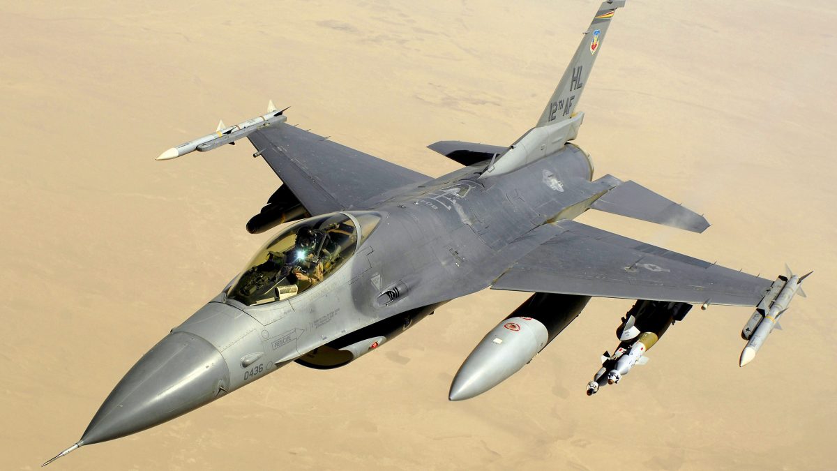 Avioane F-16 ridicate după detectarea unor drone la graniță