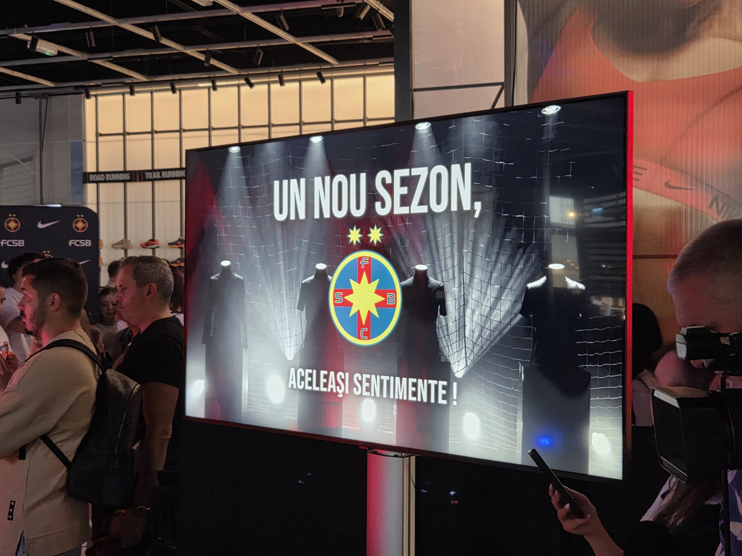 Cum arată noul tricou FCSB pentru sezonul 2026-2027! Show la prezentare cu Bîrligea şi Tănase