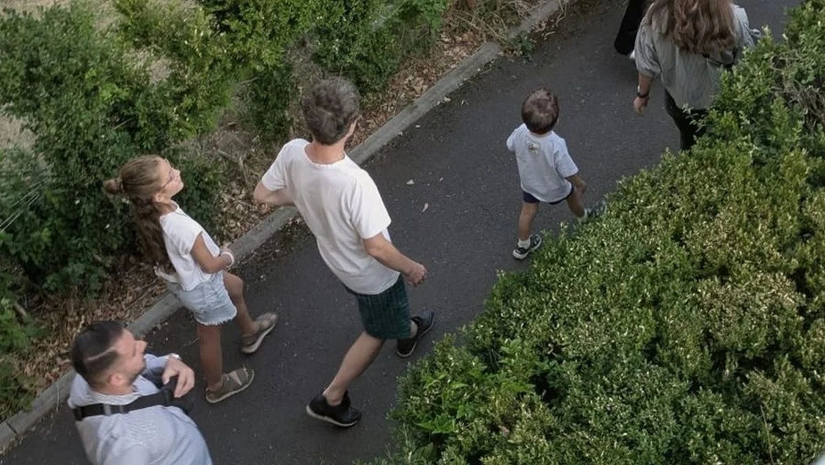 „Nu a avut timp să participe, cum nu are timp să desemneze Premierul. În schimb, are timp să stea în pantaloni scurți în fața blocului”