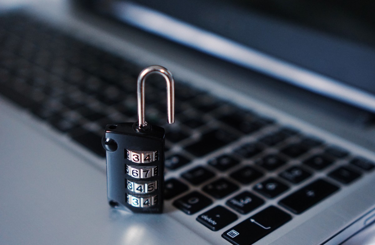 aproape 100.000 de polițiști au datele personale dezvăluite pe dark web