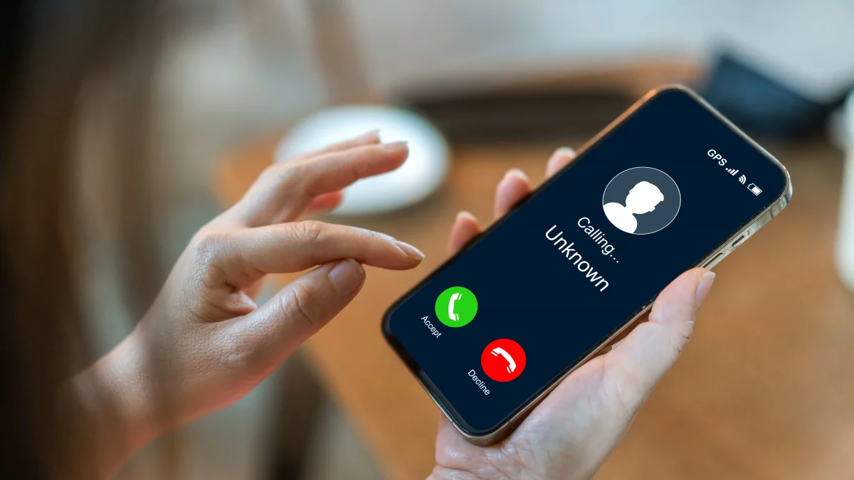 „Cuvântul secret” care te protejează pe tine și pe familia ta de fraudele la telefon realizate cu ajutorul Inteligenței Artificiale. Ce recomandă experții