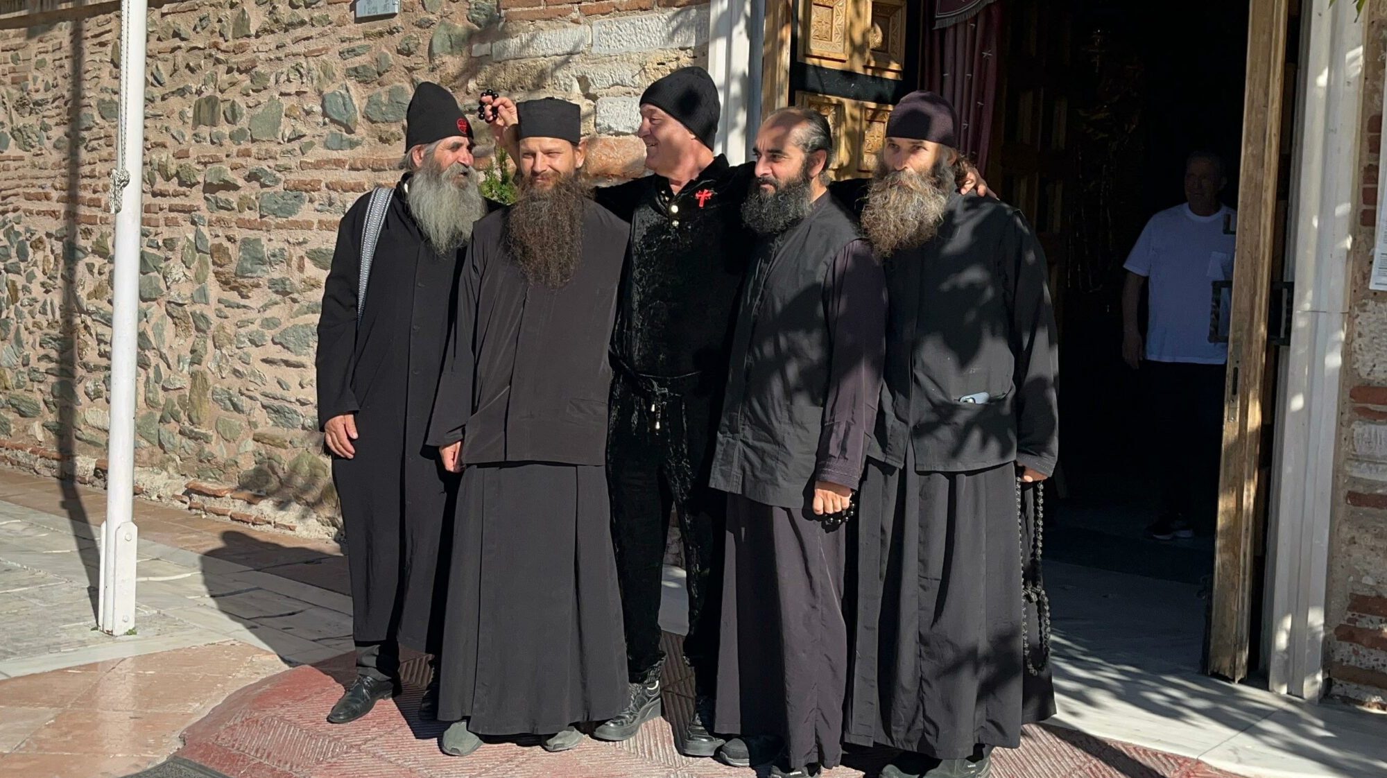 Gigi Becali dă bani cash în stânga și în dreapta. Imagini neverosimile de pe Muntele Athos