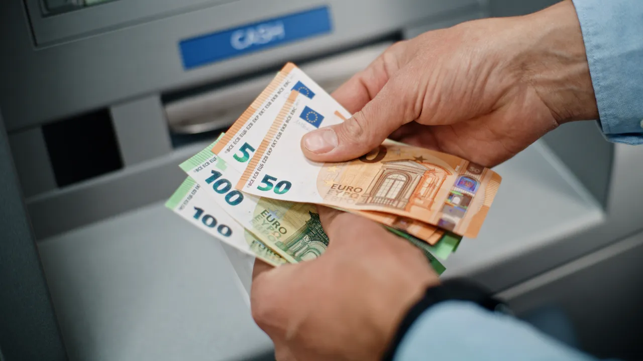 Leul pierde teren în fața principalelor valute. Cursul de referință anunțat pentru vineri de BNR