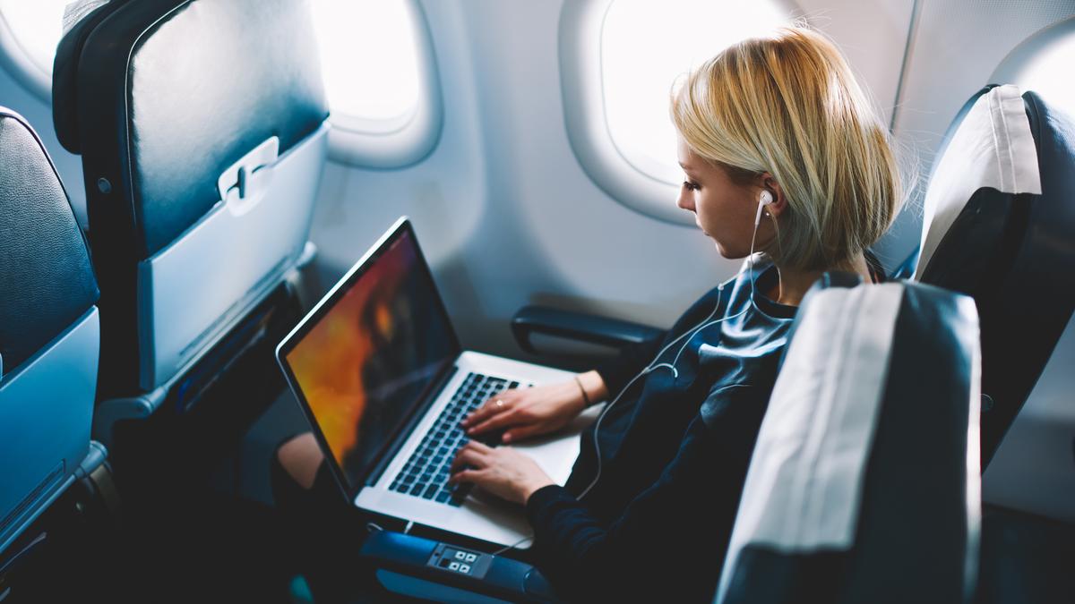 Avionul nu mai înseamnă câteva ore fără internet. Companiile aeriene introduc Wi-Fi rapid și gratuit în timpul zborului – Aleph News