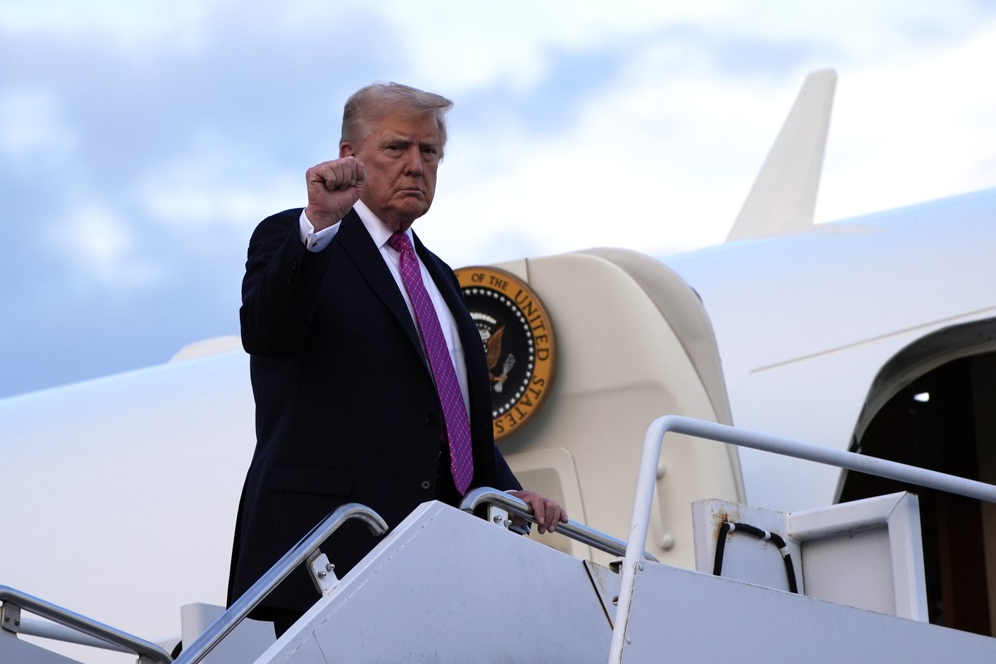 Operațiune secretă pentru evacuarea lui Trump din Turcia, după o amenințare iraniană. Președintele SUA, ascuns într-un container de catering. Air Force One ar fi fost folosit drept momeală