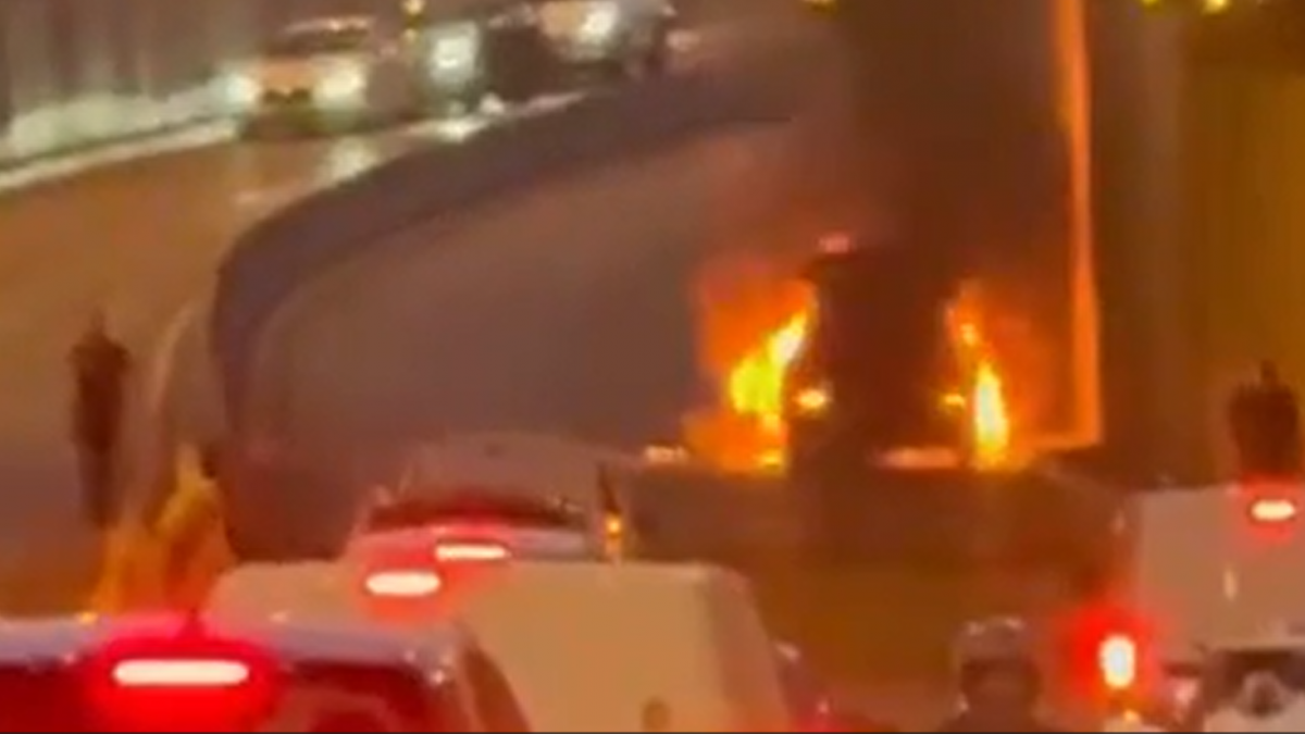 Explozie în Pasajul Băneasa. O mașină a fost cuprinsă în totalitate de flăcări