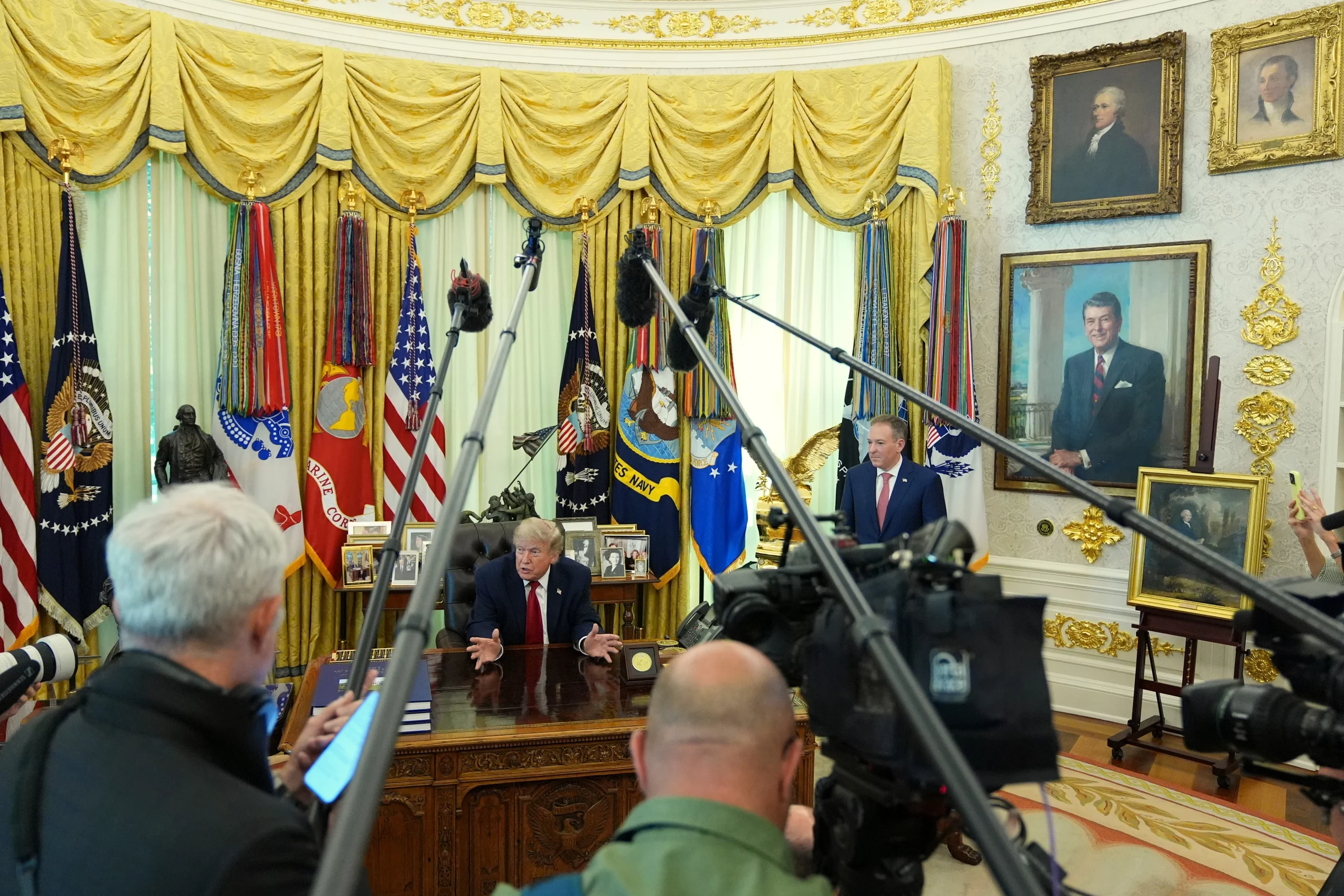 CNN, POLITICO, MS NOW revin la Casa Albă