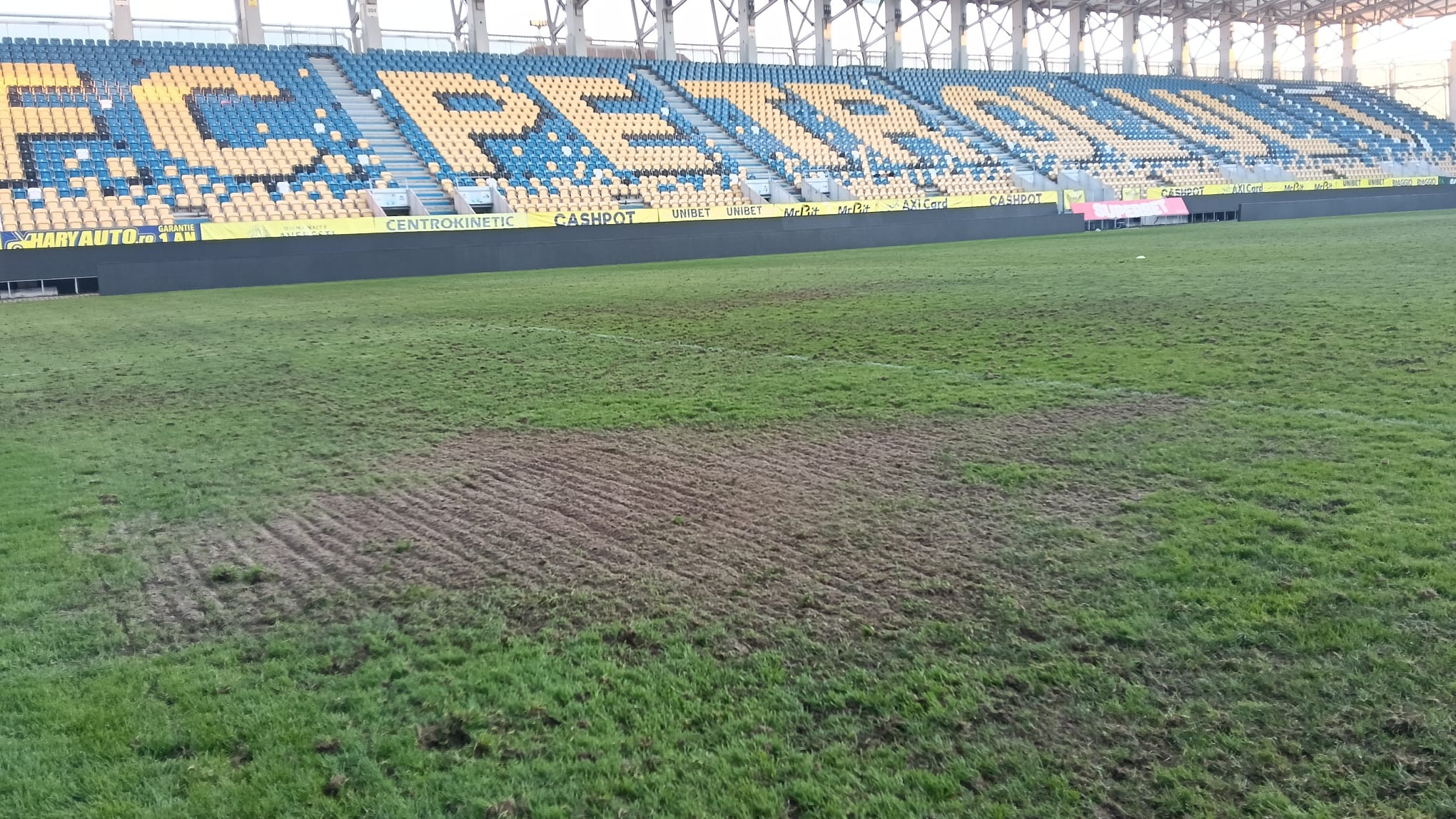 Când se schimbă cel mai prost gazon din Superliga și cum 100 de camioane cu deșeuri vor duce operațiunea la peste 1 milion de euro!