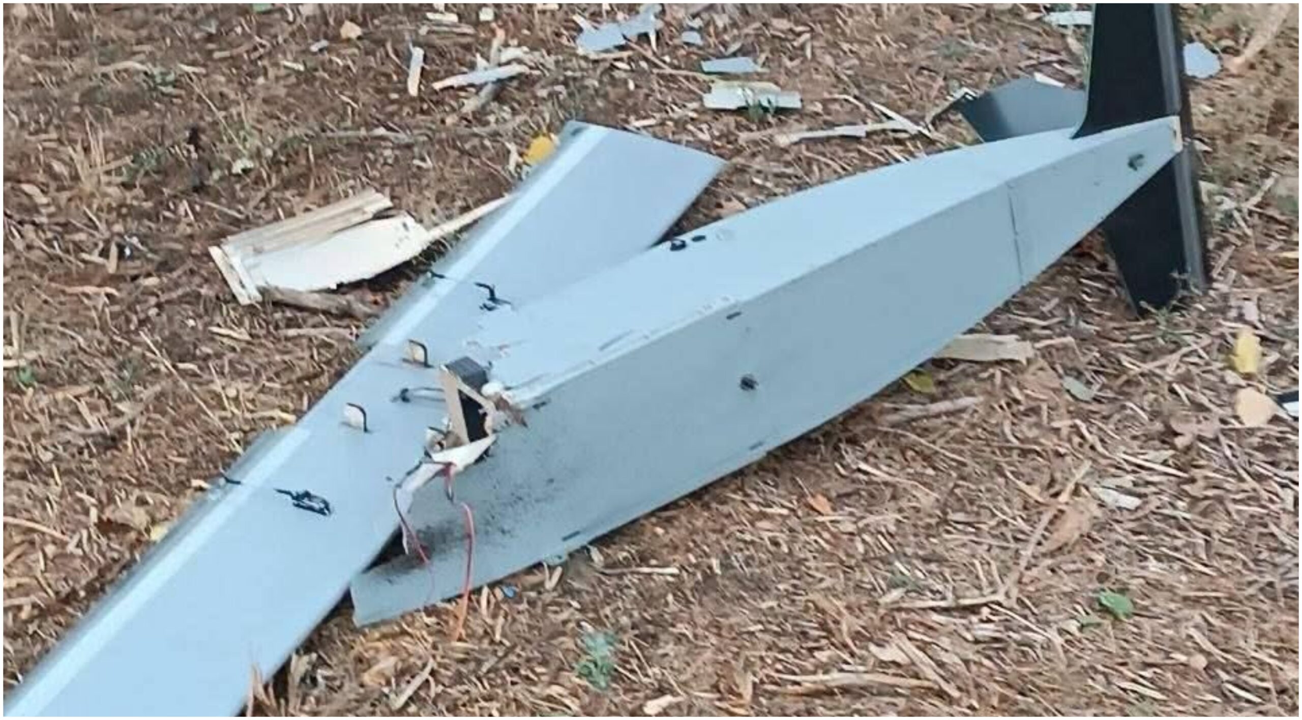 Fragmente de dronă, găsite pe un câmp din Republica Moldova. Autoritățile au securizat zona