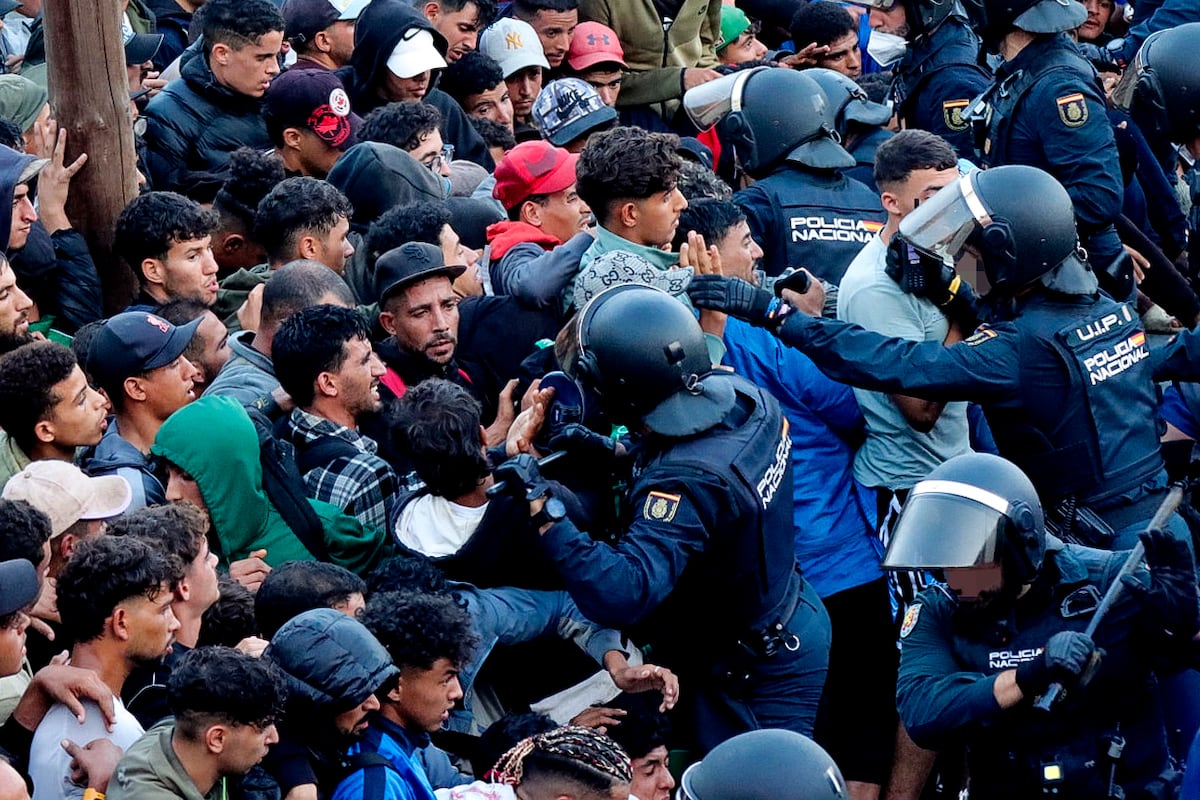 Poliția spaniolă evacuează mii de migranți de pe plajele din Ceuta