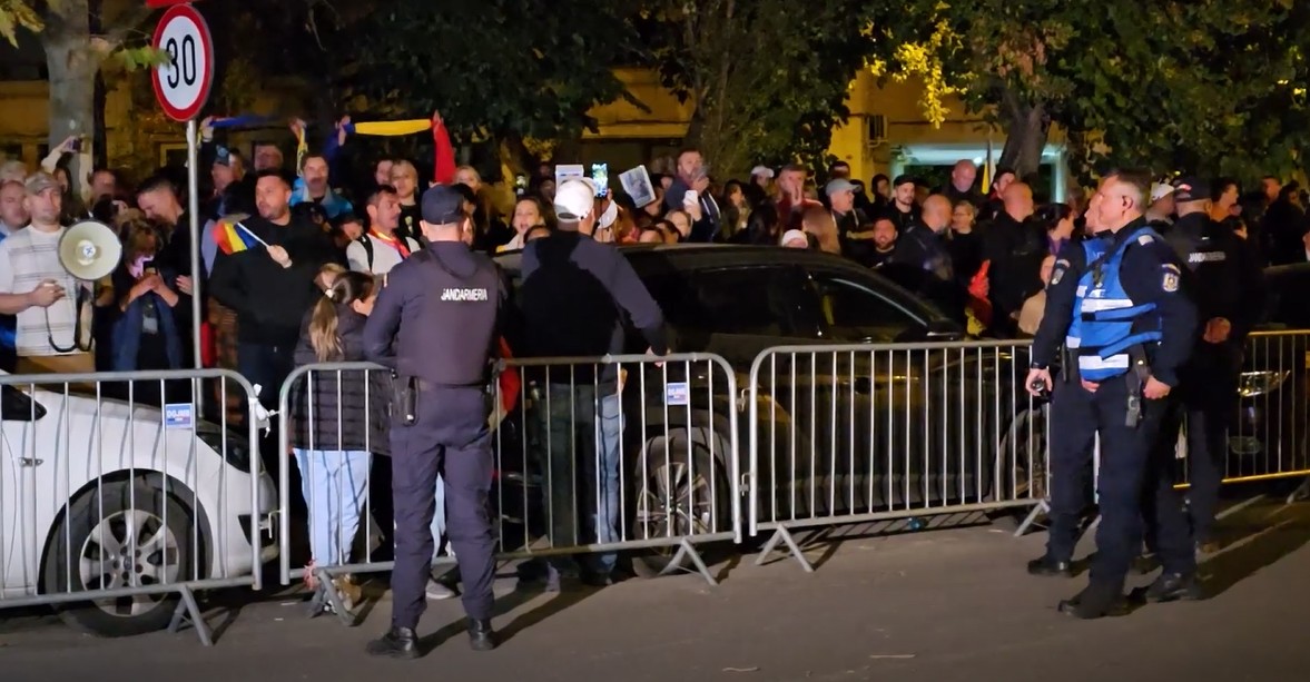Peste 200 de oameni încă scandează în fața arestului central