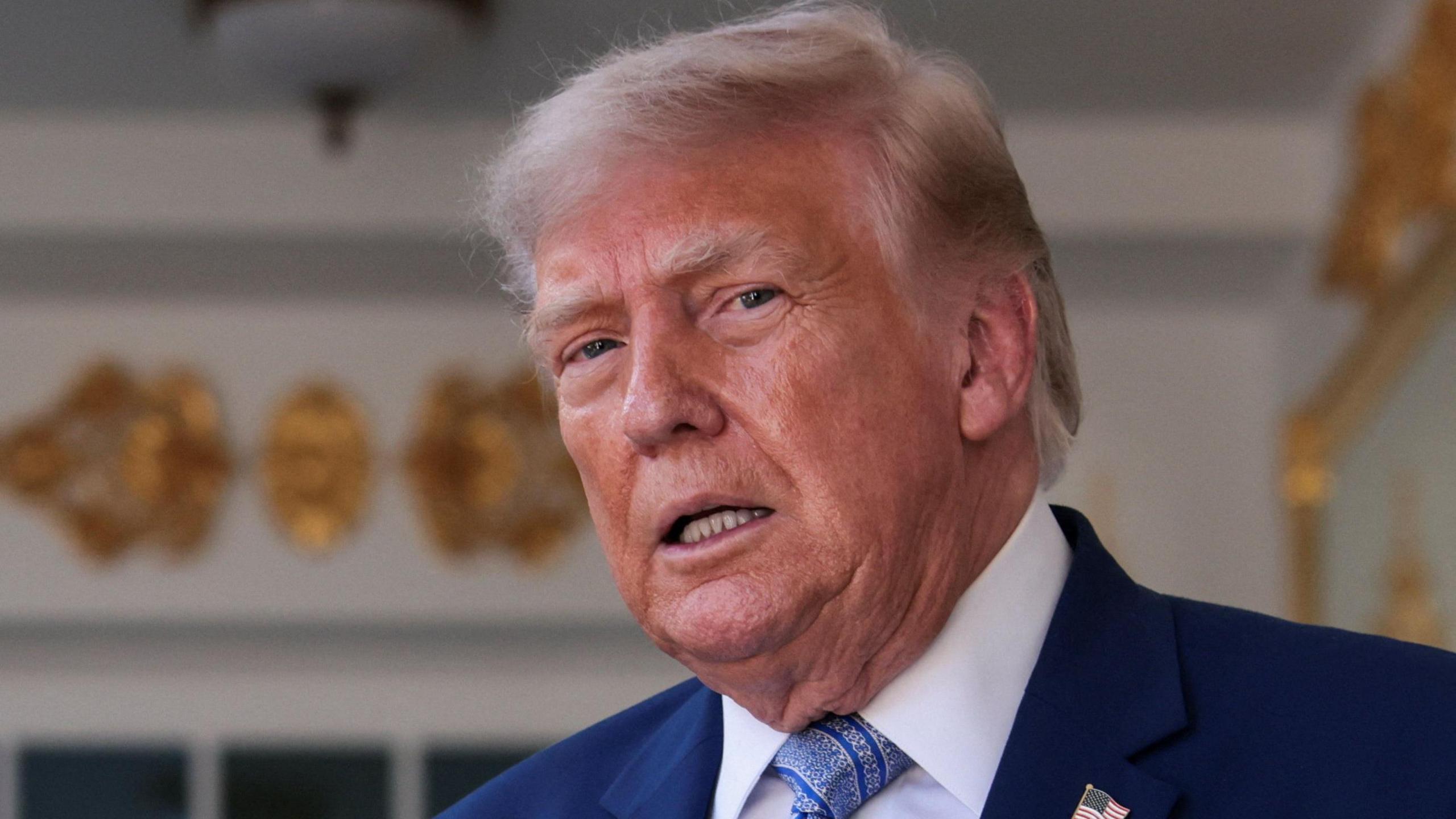 Trump își schimbă tonul față de China înaintea vizitei lui Xi Jinping