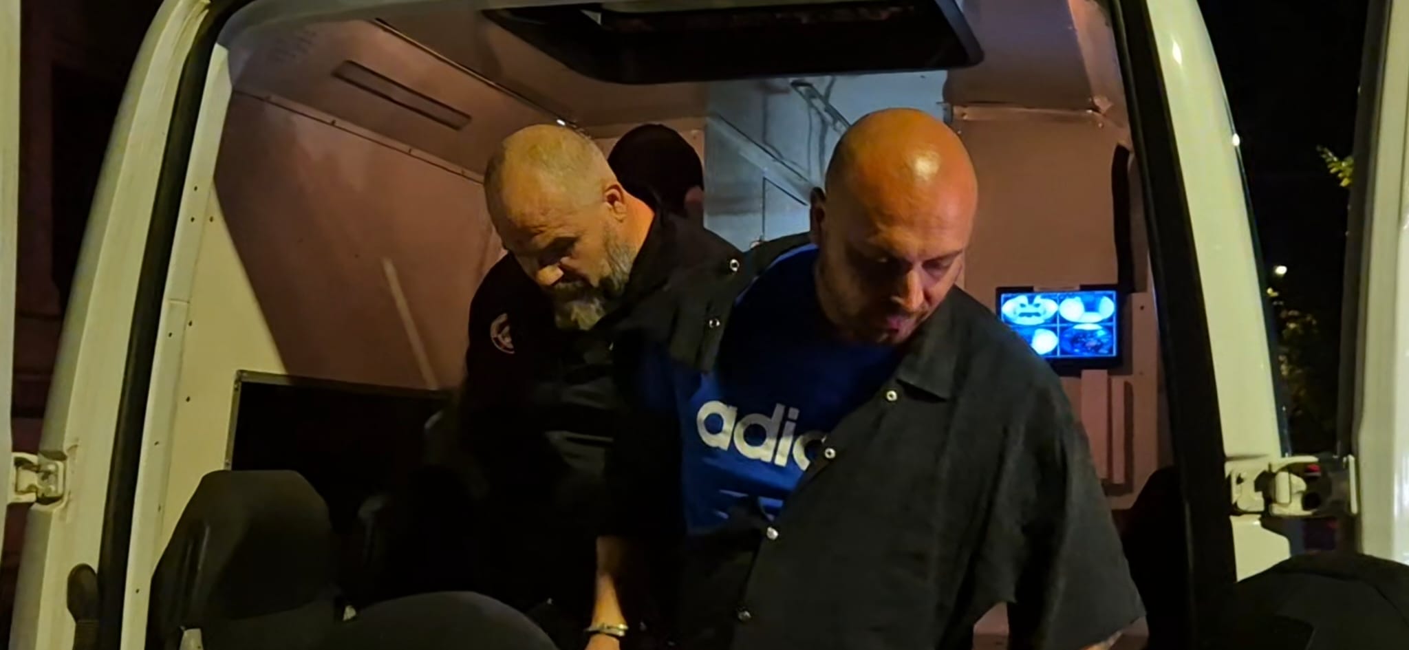 Judecătoria Sectorului 1 îi plasează în arest la domiciliu pe patru dintre cei cinci reținuți după violențele din Piața Victoriei. Un singur „fermier” arestat preventiv