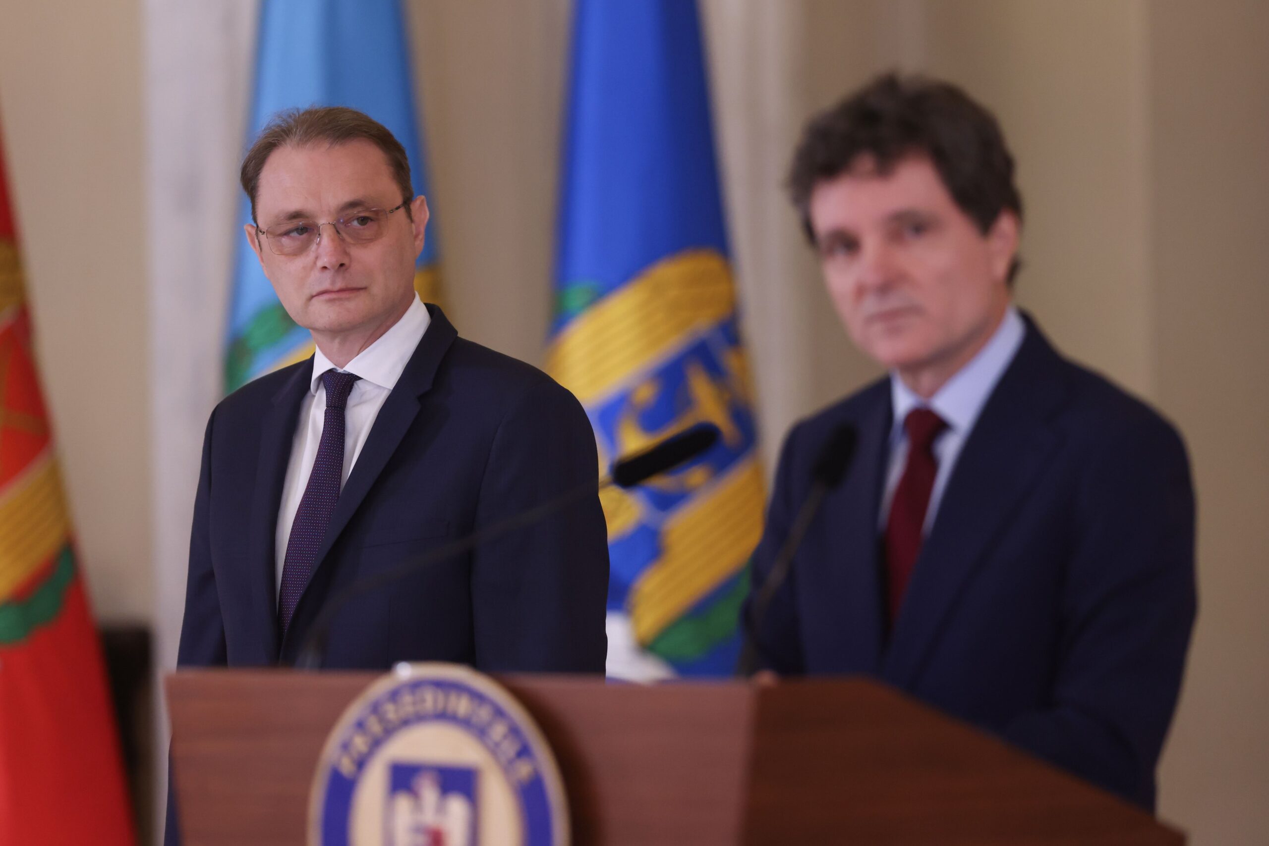 PSD votează pentru Luca Niculescu, dar ezită să intre la guvernare SURSE