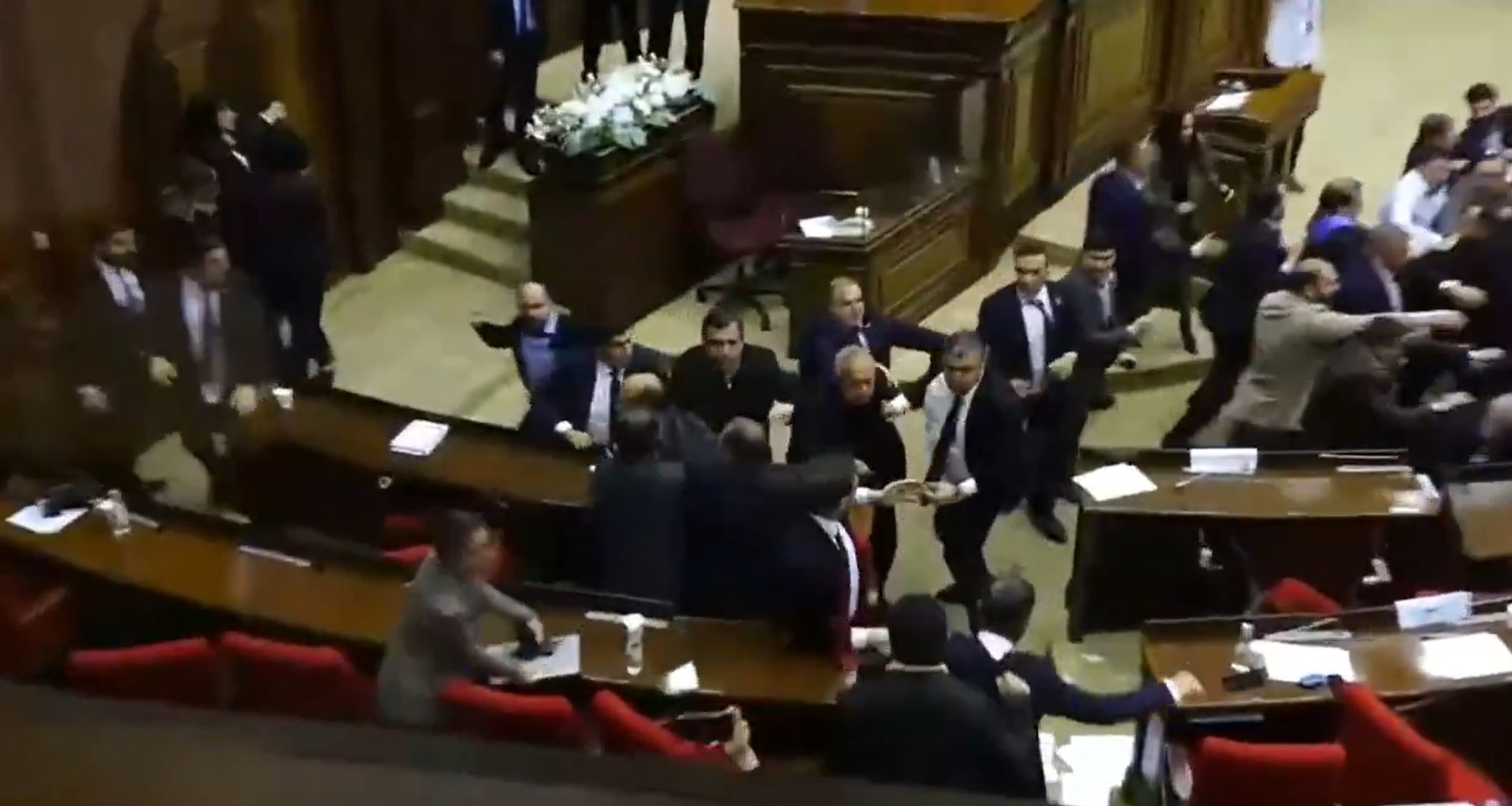 Bătaie în Parlamentul Armeniei: Imagini cu aleșii care s-au jignit și îmbrâncit. Scandalul s-a mutat pe holuri